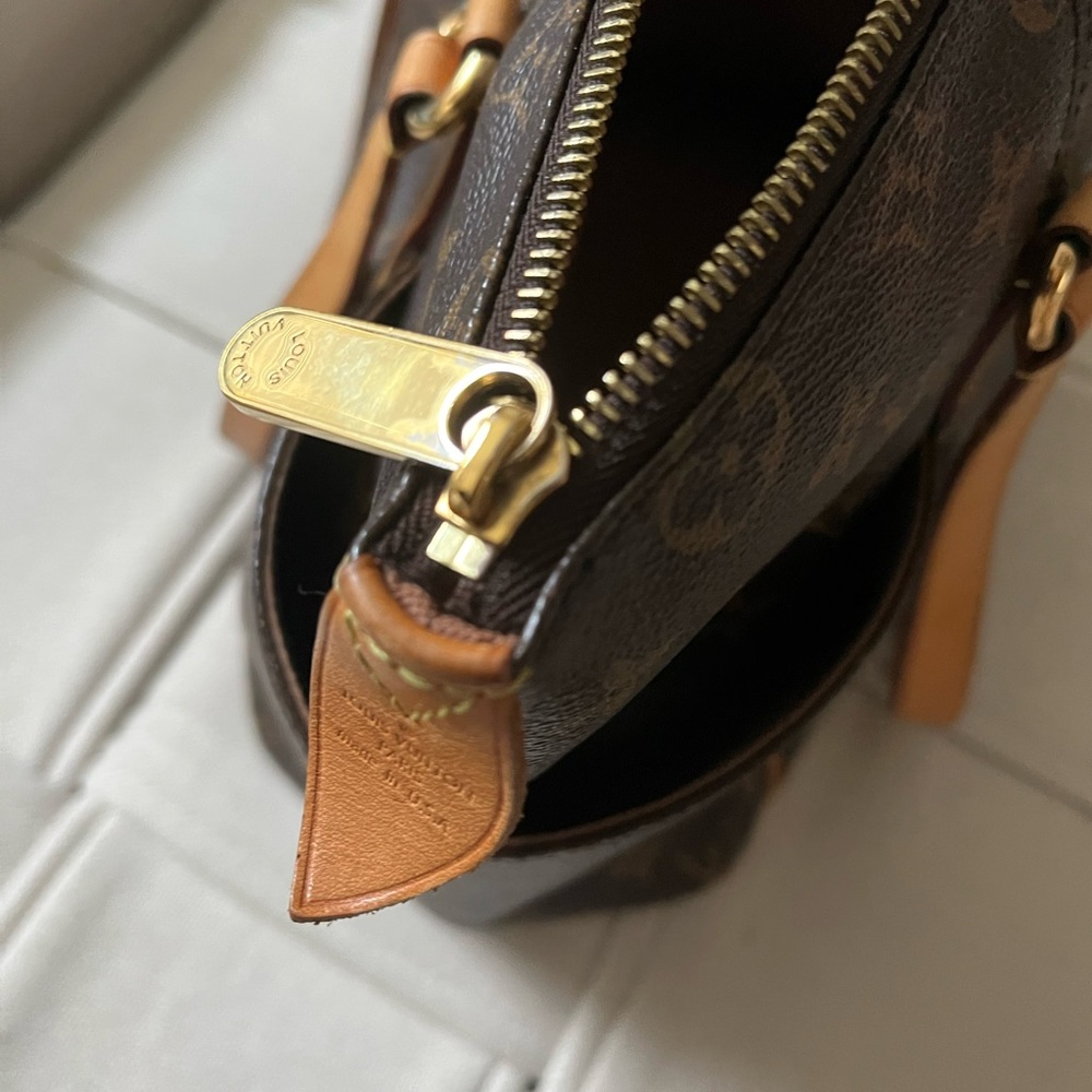 Louis Vuitton Totally MM Monogram Tote - Picture 5 of 16